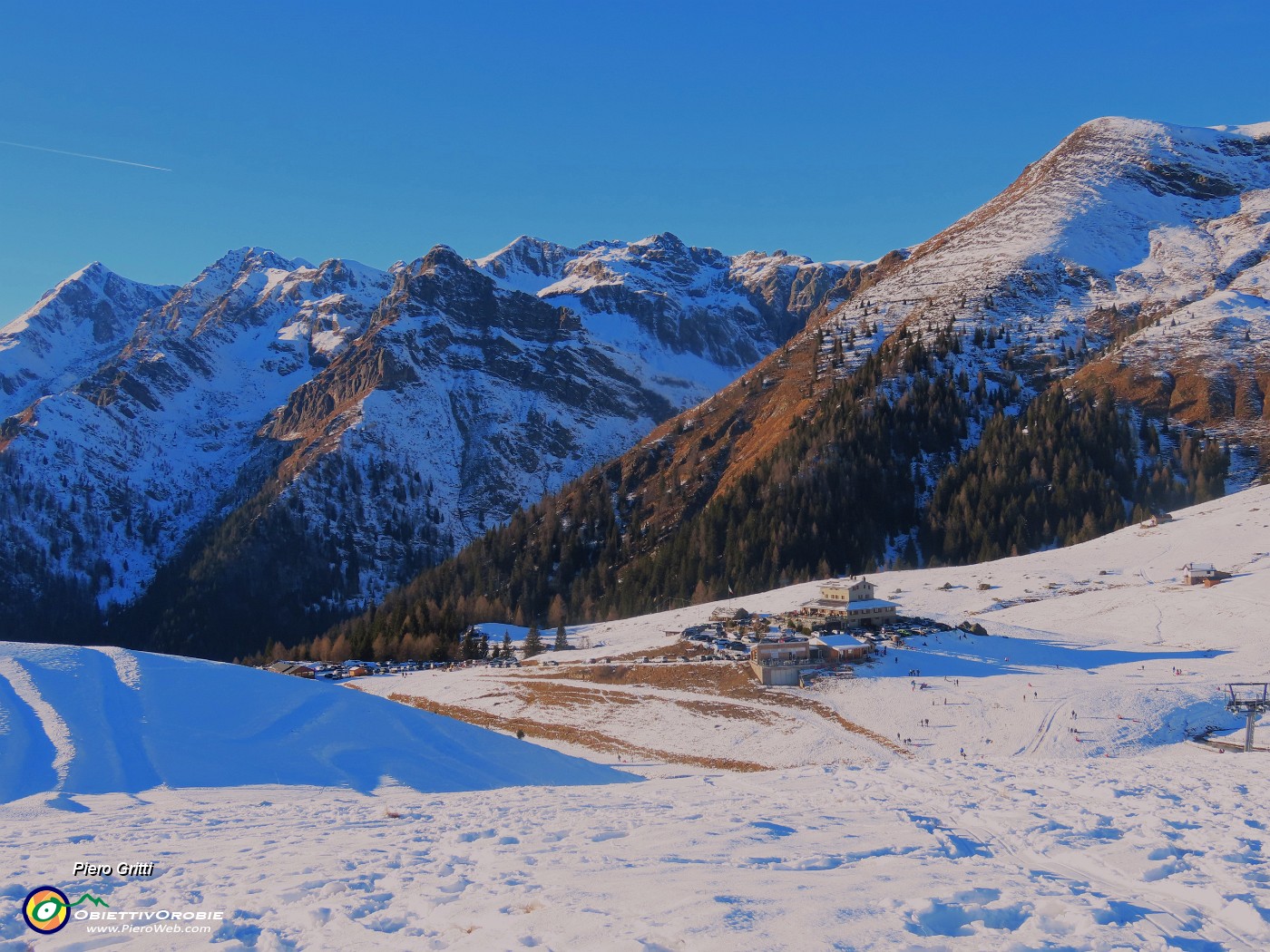 51 Dai dossi vista sui Piani e verso costiera Tre Signori e  Monte Avaro.JPG